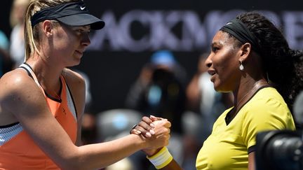 Maria Sharapova sert encore la main de Serena Williams en tant que battue (SAEED KHAN / AFP)