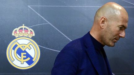 Zinédine Zidane quittant la conférence de presse lors de laquelle il a annoncé son départ du Real Madrid, le 31 mai 2018. (PIERRE-PHILIPPE MARCOU / AFP)