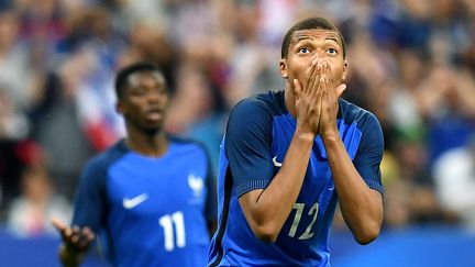 Kylian MBappé et Ousmane Dembélé lors du match France-Angleterre, à Paris, le 13 juin 2017. (FRANCK FIFE / AFP)