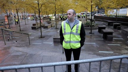 Au petit matin, le parc Zuccotti enti&egrave;rement vid&eacute; et nettoy&eacute; &eacute;tait gard&eacute; pour emp&ecirc;cher les manifestants de r&eacute;investir le lieu. (JUSTIN LANE / EPA / MAXPPP)