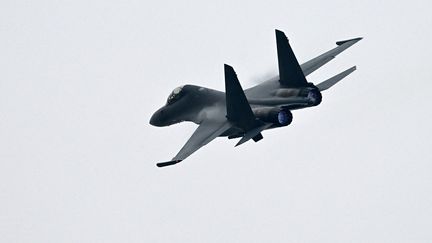 Un avion de combat J-16 chinois, lors d'un entraînement à Guangzhou, le 7 novembre 2022. (YU HONGCHUN / XINHUA / AFP)