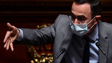 Le président du groupe Les Républicains au Sénat, Bruno Retailleau, s'adresse aux sénateurs le 1er avril 2021 à Paris. (MARTIN BUREAU / AFP)