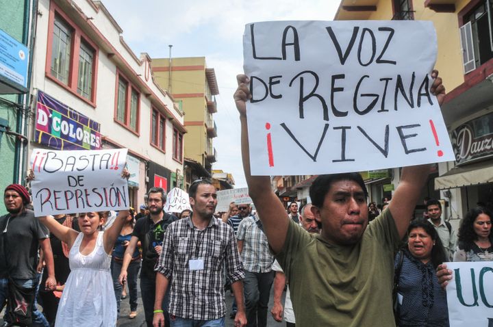 Des camarades journalistes, photographes et amis défilent dans les rues de la ville jusqu'à la Plaza Lerdo devant le palais du gouvernement, pour demander justice pour le meurtre de la journaliste Regina Martínez. (MIGUEL ANGEL CARMONA / PROCESO)