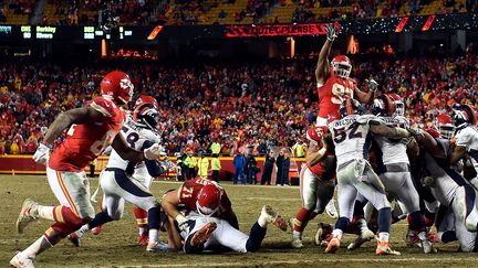 Le joueur de ligne défensive Dontari Poe (92) lance une passe pour le receveur rapproché Demetrius Harris.  (JASON HANNA / GETTY IMAGES NORTH AMERICA)