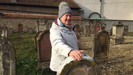 Lise Tornare, 75 ans, fait partie des&nbsp;"veilleurs de mémoire" à&nbsp; Wintzenheim (Haut-Rhin). (LAURINE BENJEBRIA/RADIO FRANCE)