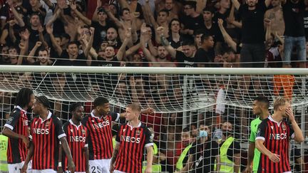 Les joueurs de l'OGC Nice lors du match face à l'Olympique de Marseille (OM) au stade Allianz Riviera à Nice, le 22 août 2021. (VALERY HACHE / AFP)