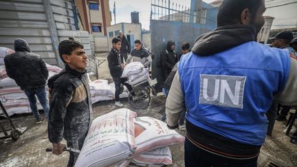 Une distribution d'aide humanitaire dans le centre de Rafah par l'agence des Nations-unies pour les réfugiés de Palestine (UNRWA), le 28 janvier 2024. (AFP)