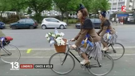 Au Royaume-Uni, la Tweed Run est un événement emblématique de Londres. Cette course à vélo se fait en vêtements d'époque, et les participants prennent cela très au sérieux. (FRANCE 3)