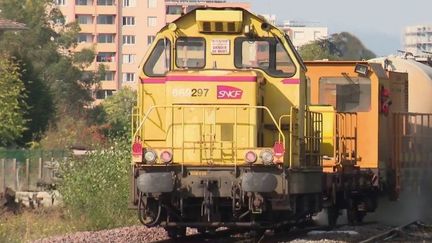 Transports : retards, sécurité… comment les "trains laveurs" de la SNCF nettoient les feuilles mortes