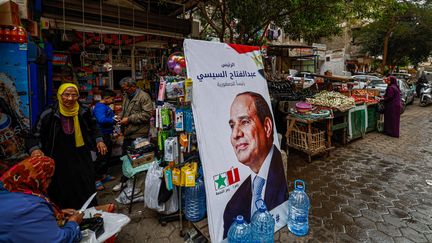 Une affiche de campagne du président égyptien Abdel Fattah al-Sisi sur un marché du Caire, le 7 décembre 2023. (KHALED DESOUKI / AFP)