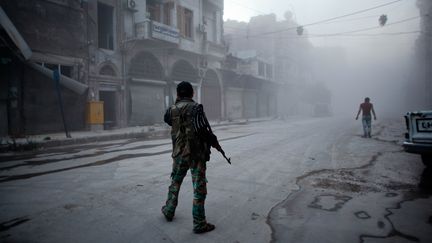 Un combattant des forces rebelles&nbsp;dans les rues d'Alep (Syrie), le 21 juillet 2014. (AHMED DEEB / AFP)