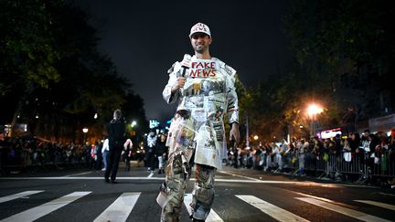 Un homme déguisé en "fake news media" participe à la parade d'Halloween, à New-York, en octobre 2019. (JOHANNES EISELE / AFP)