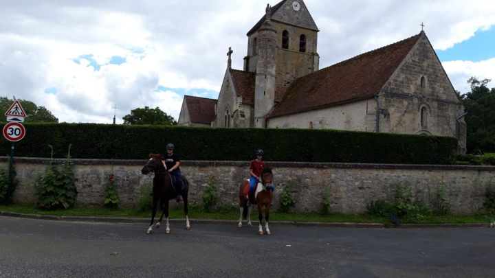 Les cavalières guidées par&nbsp;Jean-Michel Milcamps s'arrêtent devant les lieux historiques du Val d’Oise et des Yvelines. (SANDRINE ETOA-ANDEGUE / RADIO FRANCE)