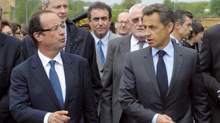 Fran&ccedil;ois Hollande, candidat socialiste &agrave; la pr&eacute;sidentielle de 2012, et le pr&eacute;sident de la R&eacute;publique Nicolas Sarkozy, &agrave; Egletons (Corr&egrave;ze), le 27 avril 2011. (PHILIPPE WOJAZER / AFP)