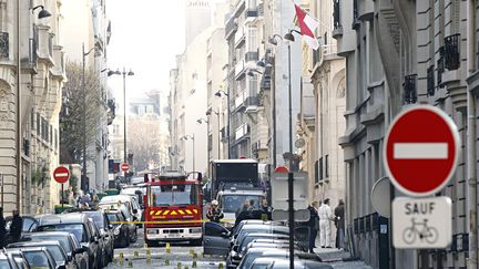 La rue de l'ambassade d'Indon&eacute;sie, dans le 16e arrondissement de Paris, apr&egrave;s l'explosion d'une bombe, le 21 mars 2012. (THOMAS SAMSON / AFP)