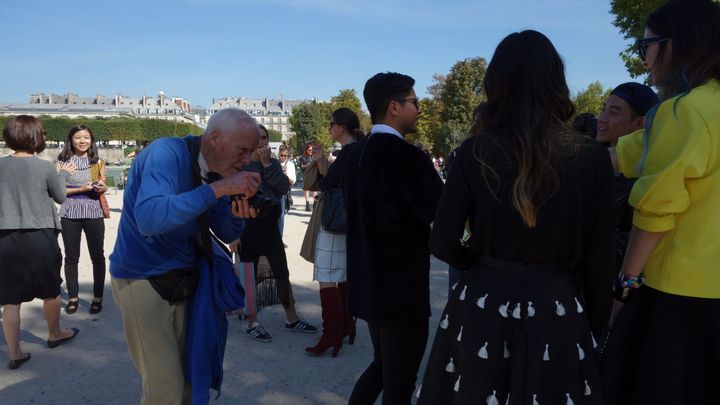 Le photographe Bill Cunningham à la sortie du défilé Issey Miyake, à Paris (septembre 2014)
 (Corinne Jeammet)