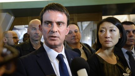 Le Premier ministre, Manuel Valls, en visite dans les locaux du journal "Lib&eacute;ration", qui accueille "Charlie Hebdo", &agrave; Paris, le 9 janvier 2015. (BERTRAND GUAY / AFP)