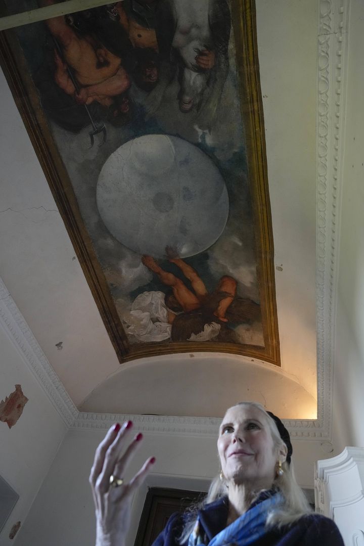 La princesse Rita Boncompagni Ludovisi montre la peinture murale du Caravage à l'intérieur du "Casino dell’Aurora" ou Villa Ludovisi, à Rome, le 30 novembre 2021. (GREGORIO BORGIA/AP/SIPA / SIPA)