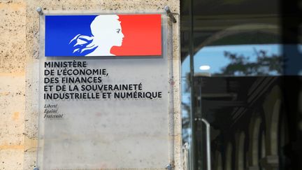 Plaque sur la façade du ministère de l'Economie et des Finances à Paris. (VALERIE VREL / MAXPPP)