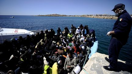 Un bateau transportant 200 migrants en provenance de Libye accoste sur l'&icirc;le italienne de Lampedusa, le 9 avril 2011. (FILIPPO MONTEFORTE / AFP)