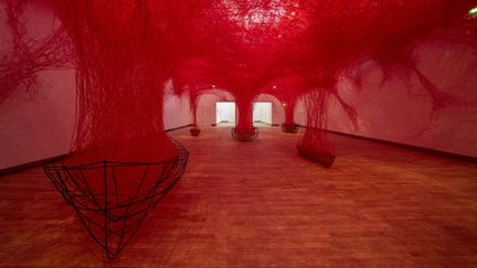 Chiharu Shiota, "Uncertain Journey" (Voyage incertain), 2021-2024, cadre métallique, laine rouge. (ADAGP PARIS 2024)