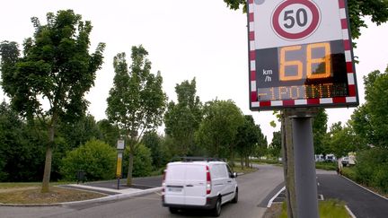 Les radars p&eacute;dagogiques affichent la vitesse des v&eacute;hicules et le nombre de points qui seraient retranch&eacute;s sur le permis du conducteur. (SEBASTIEN BOZON / AFP)