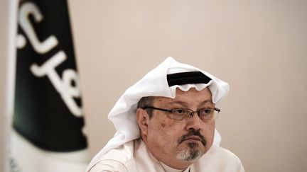 Le journaliste saoudien Jamal Khashoggi&nbsp;lors d'une conférence de presse à Manama,&nbsp;la capitale de Bahreïn, le 15 décembre 2014. (MOHAMMED AL-SHAIKH / AFP)