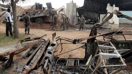 Camp militaire français de Bouaké en Côte d'Ivoire, quatre jours après le raid aérien. Photo prise le 10 novembre 2004.&nbsp; (PHILIPPE DESMAZES / AFP)