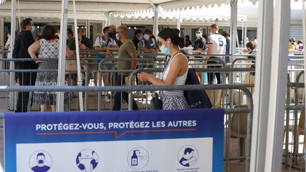 Une file d'attente devant un centre de vaccination contre le Covid-19 au palais des Expositions de Nice. Photo d'illustration.&nbsp; (ERIC OTTINO / MAXPPP)