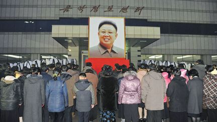 Des Nord-cor&eacute;ens se recueillent &agrave; Pyongyang apr&egrave;s la mort du chef de l'Etat Kim Jong-il, le 21 d&eacute;cembre 2011. (REUTERS)