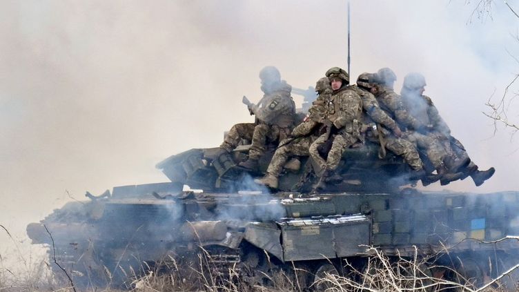 Ukrainian soldiers deployed during a military exercise near the Belarusian border, on February 20, 2023, in the Chernobyl sector (Ukraine).  (SERGEI SUPINSKY / AFP)