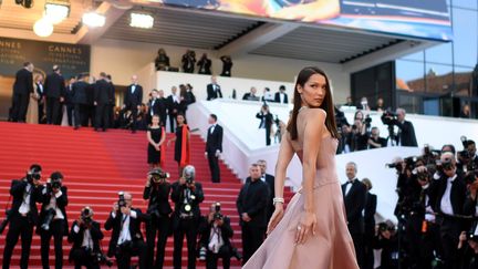 Pour le mannequin américain Bella Hadid, toujours garder les épaules droites et froides devant les photographes.
 (LOIC VENANCE / AFP)