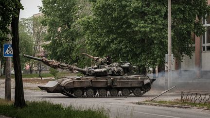 Un tank ukrainien dans une rue de&nbsp;Severodonetsk, dans l'est du pays, le 18 mai 2022. (YASUYOSHI CHIBA / AFP)