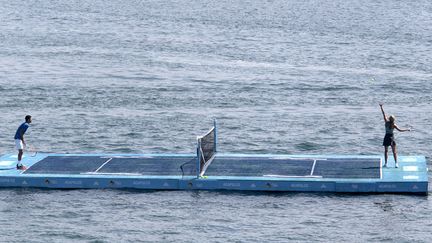 La Canadienne Eug&eacute;nie Bouchard&nbsp;(D) affronte le Bulgare Grigor Dimitrov lors d'un match amical sur l'eau en marge de l'open du Mexique &agrave; Acapulco (Mexique), le 24 f&eacute;vrier 2014. (PEDRO PARDO / AFP)