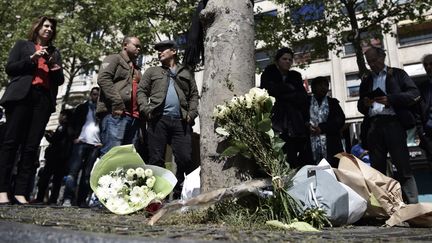 Les hommages rendus par des passants au policier&nbsp;tué jeudi sur les Champs-Elysées lors d'un attentat terroriste, photo du 21 avril 2017&nbsp; (PHILIPPE LOPEZ / AFP)