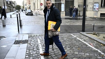 Fabien Roussel, premier secrétaire du Parti communiste (PCF), arrive pour la réunion avec Emmanuel Macron rassemblant plusieurs dirigeants de partis politiques à Saint-Denis, le 17 novembre 2023. (JULIEN DE ROSA / AFP)