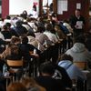 Des élèves planchent sur une épreuve de spécialité du baccalauréat, le 20 mars 2023 à Paris. (CHRISTOPHE ARCHAMBAULT / AFP)