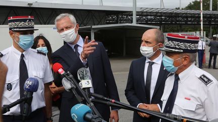 Bruno Le Maire rencontre des douaniers à Biriatou (Pyrénées-Atlantiques), le 13 août 2020. (MAXPPP)