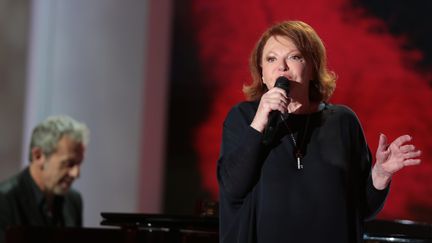 La chanteuse Régine sur le plateau de "Vivement Dimanche", le 16 septembre 2015. (FRÉDÉRIC DUGIT / MAXPPP)