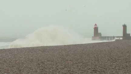 À Fécamp, en Seine-Maritime, la tempête Ciaran a entraîné des dégâts. Avec des rafales jusqu'à 180 km/h, de nombreux arbres sont tombés, causant des coupures de courant. La mer continue de se déchaîner, jeudi 2 novembre. (France 2)