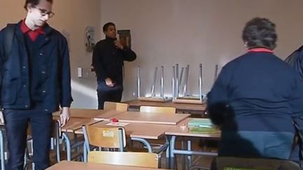 Au sein des Epides, des internats particuliers accueillant des jeunes sortis du système scolaire sans diplôme, le quotidien a un goût différent. Reportage en Seine-et-Marne. (FRANCE 2)