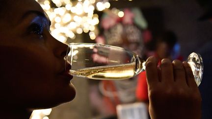 Dégustation de champagne à Abidjan (Côte d'Ivoire) le 20 septembre 2018. (ISSOUF SANOGO / AFP)