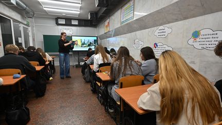 Des élèves ukrainiens étudient dans une salle de classe située dans une station de métro, à Kharkiv, en Ukraine, le 25 octobre 2024. (SERGEY BOBOK / AFP)