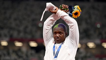 La lanceuse de poids américaine Raven Saunders fait une croix avec ses bras en soutien aux personnes opprimées, sur le podium de l'épreuve olympique de Tokyo, le 1er août 2021. (INA FASSBENDER / AFP)