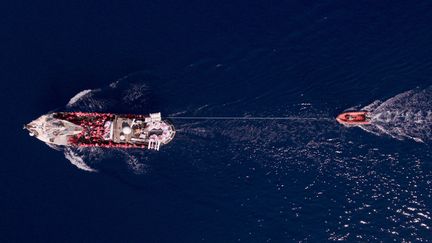 Le bateau humanitaire "Eleonore" vogue en mer Méditerranée avec une centaine de migrants à son bord, le 27 août 2019. (JOHANNES FILOUS / DPA / AFP)