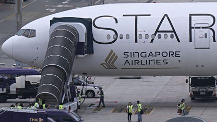 Un avion de Singapore Airlines a connu de fortes turbulences, causant la mort d'un passager et de nombreux blessés le 22 mai 20240 (LILLIAN SUWANRUMPHA / AFP)