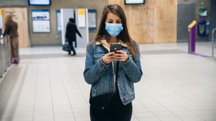 Une femme utilise son téléphone portable, à Rennes (Ille-et-Vilaine), en avril 2020. (VALENTIN BELLEVILLE / HANS LUCAS / AFP)