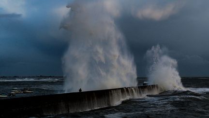 Une vague s'écrase sur une digue à Lomener (Morbihan), le 2 novembre 2023, sur le passage de la tempête Ciaran. (VALERY HACHE / AFP)