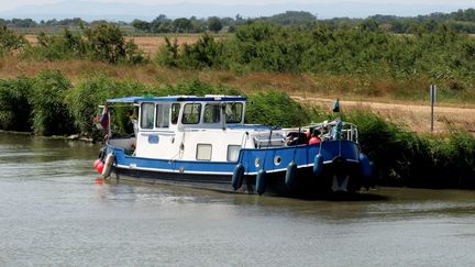 Un bateau de plaisance le long du canal du Rhône, à Sète. (© TIM SOMERSET / MAXPPP)