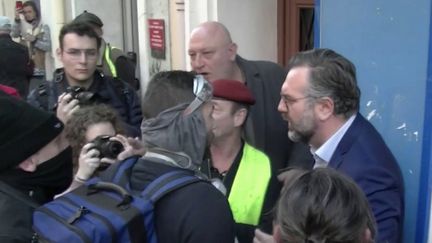 Pyrénées-Orientales : des anti-pass agressent un député. (FRANCEINFO)